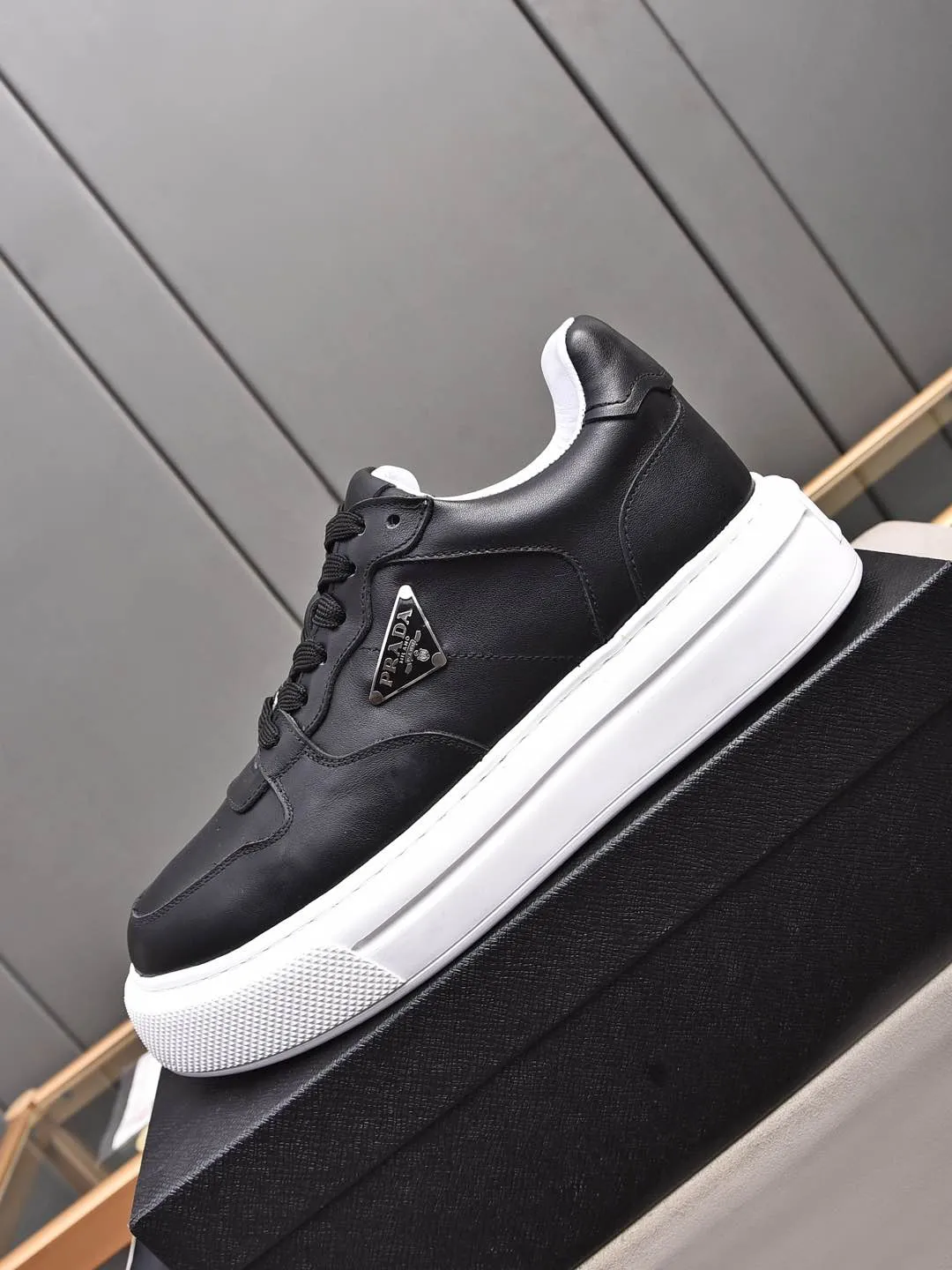 Men's shoes 💰500 Prada/Prada Men's new casual shoes, this upper is made of imported calfskin. The outside is decorated with the P family's classic metal triangle enamel logo, with cowhide lining and cowhide for the foot pads. The outsole is made of non-slip sports exclusive rubber outsole with logo, which feels good on the feet. It is a fashionable and fashionable item!  Size: 38-44 (45 customized)